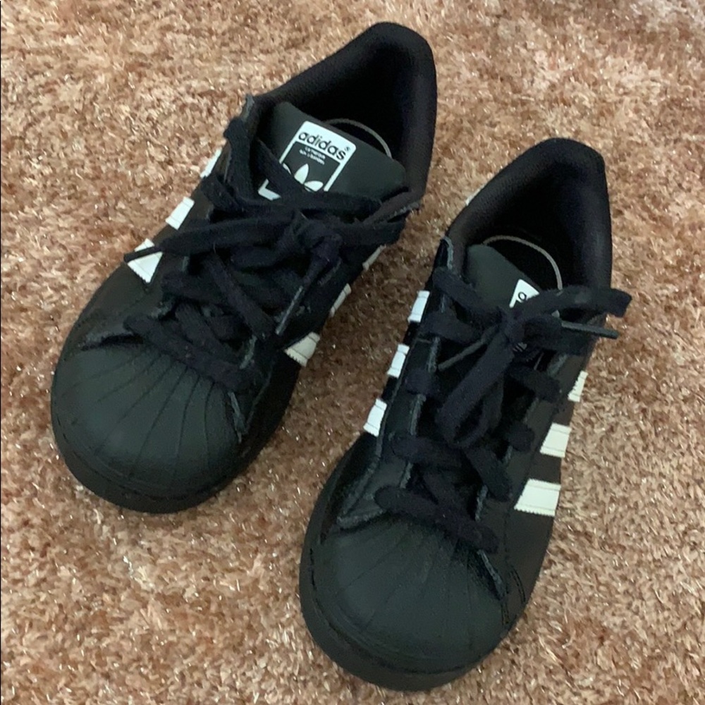 Kids black and White shell toe addidas 2.5